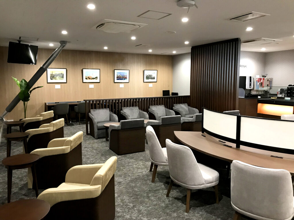 ホテルのラウンジ。ソファやテーブルを配置した、くつろげる上質な空間