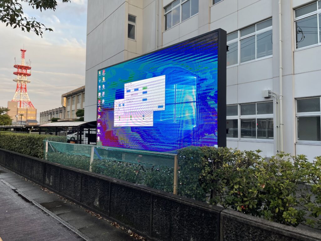 施設に設置したLEDサイネージ